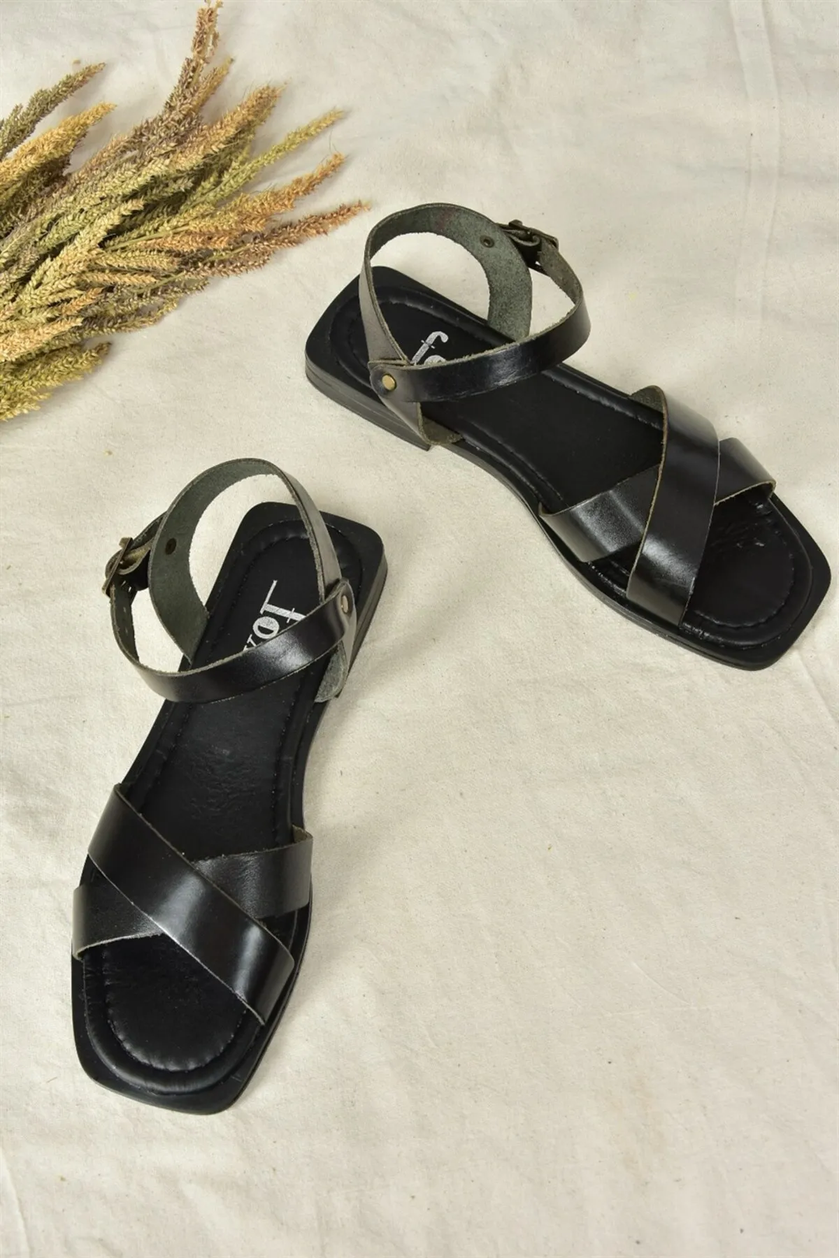 Fox Shoes  Schwarze Damen-Sandalen mit Kreuzriemen aus echtem Leder M291041503