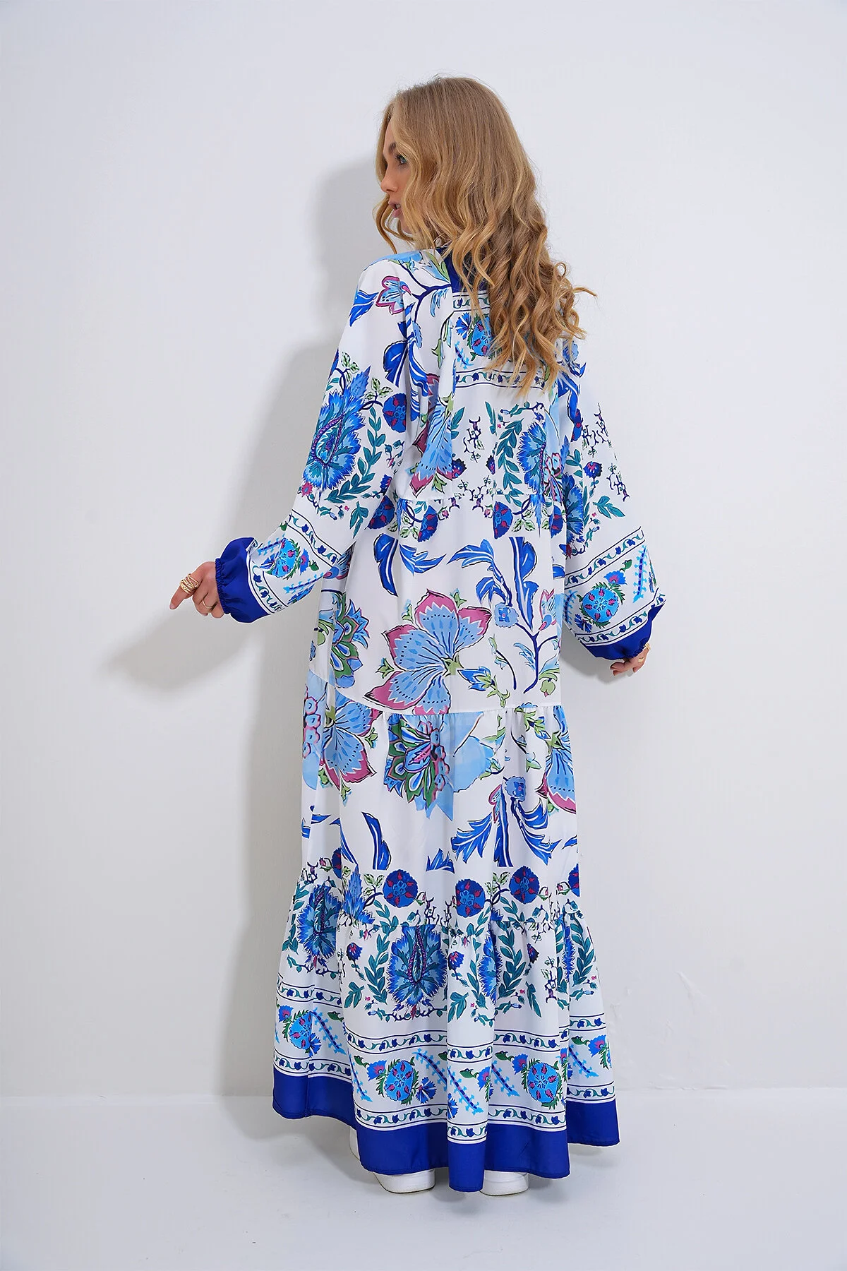 Trend Alaçatı Stili  Weiß-blaues Maxikleid mit hohem Kragen und Schalkragen für Damen, gemustert, ALC-X11593