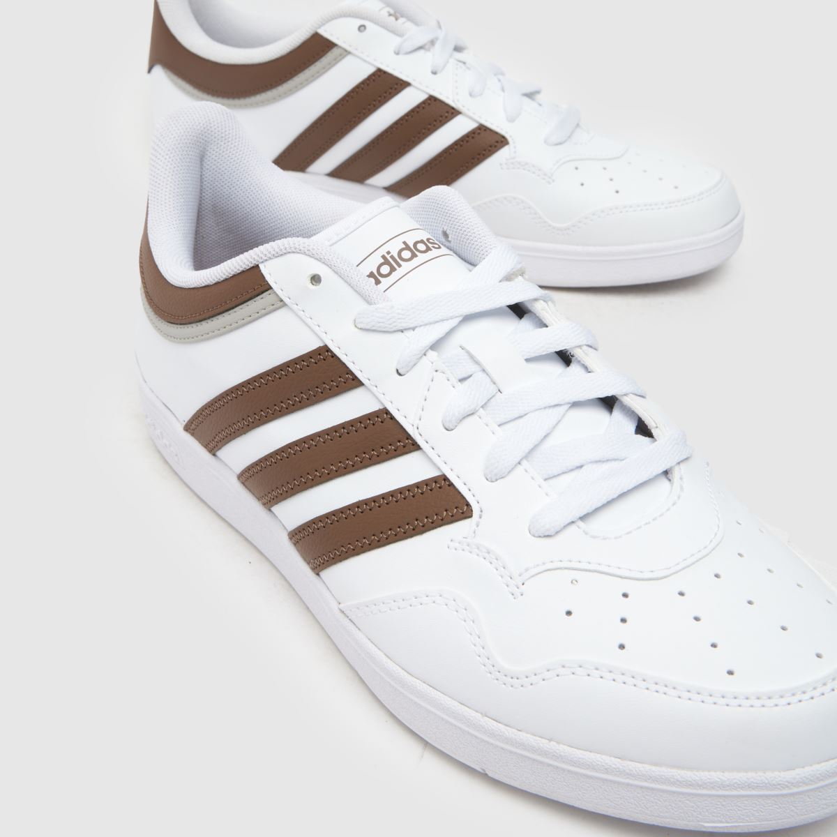 adidas hoops 4.0 träningsskor i brunt och vitt