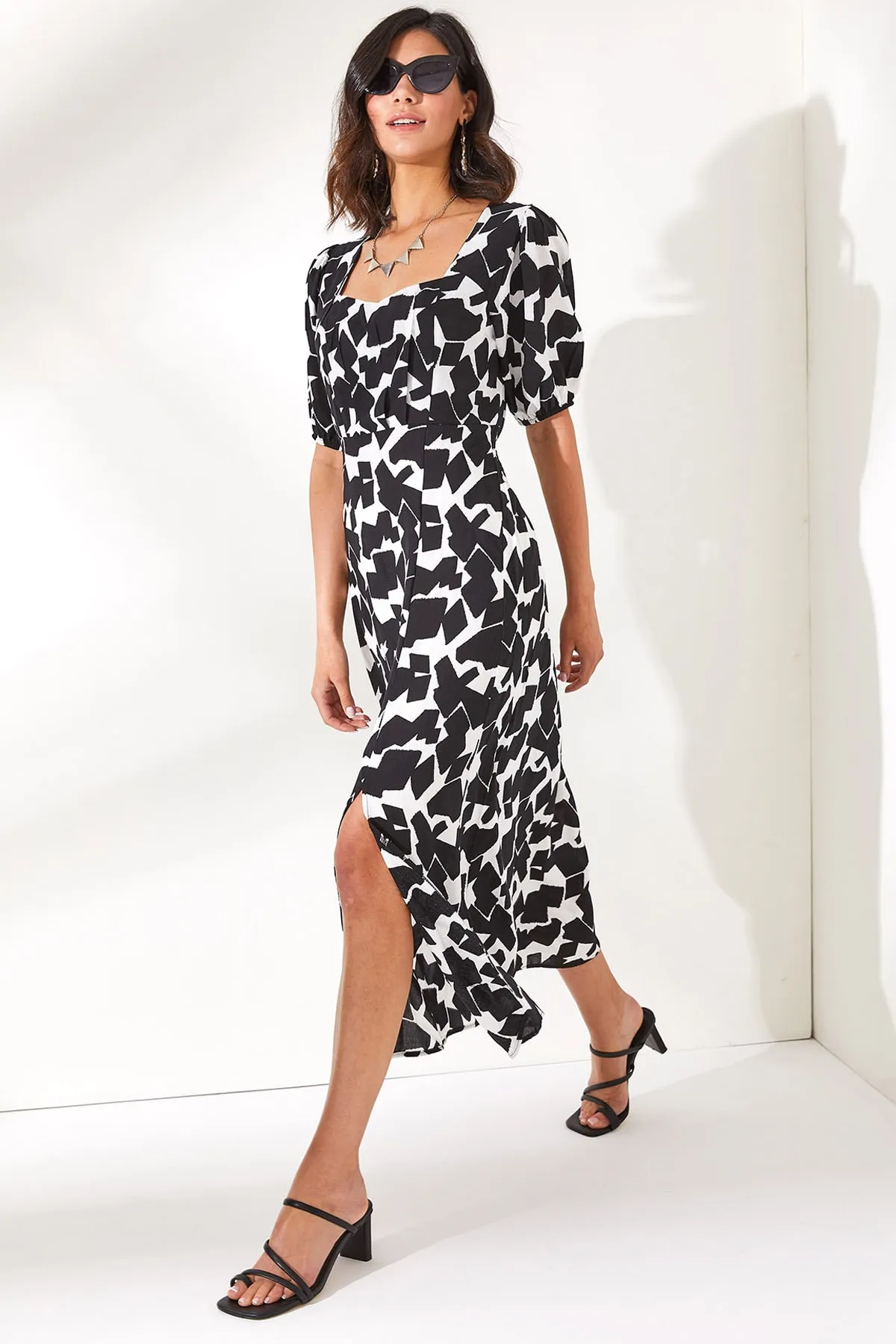 Olalook  Schwarzes Damen-Midikleid mit quadratischem Kragen und Schlitz ELB-19001902
