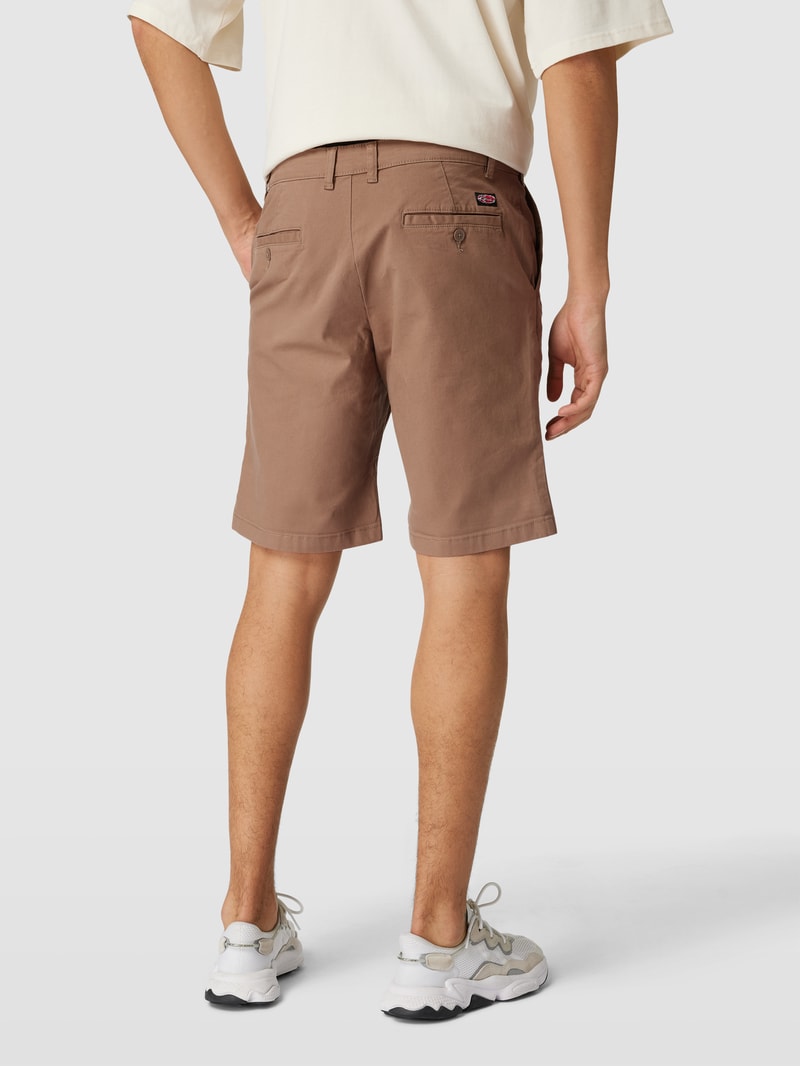 Bermudas mit Paspeltaschen in taupe