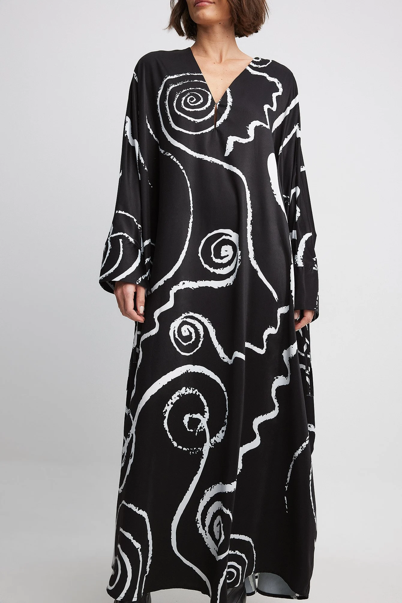 Fließendes Kimono-Maxikleid