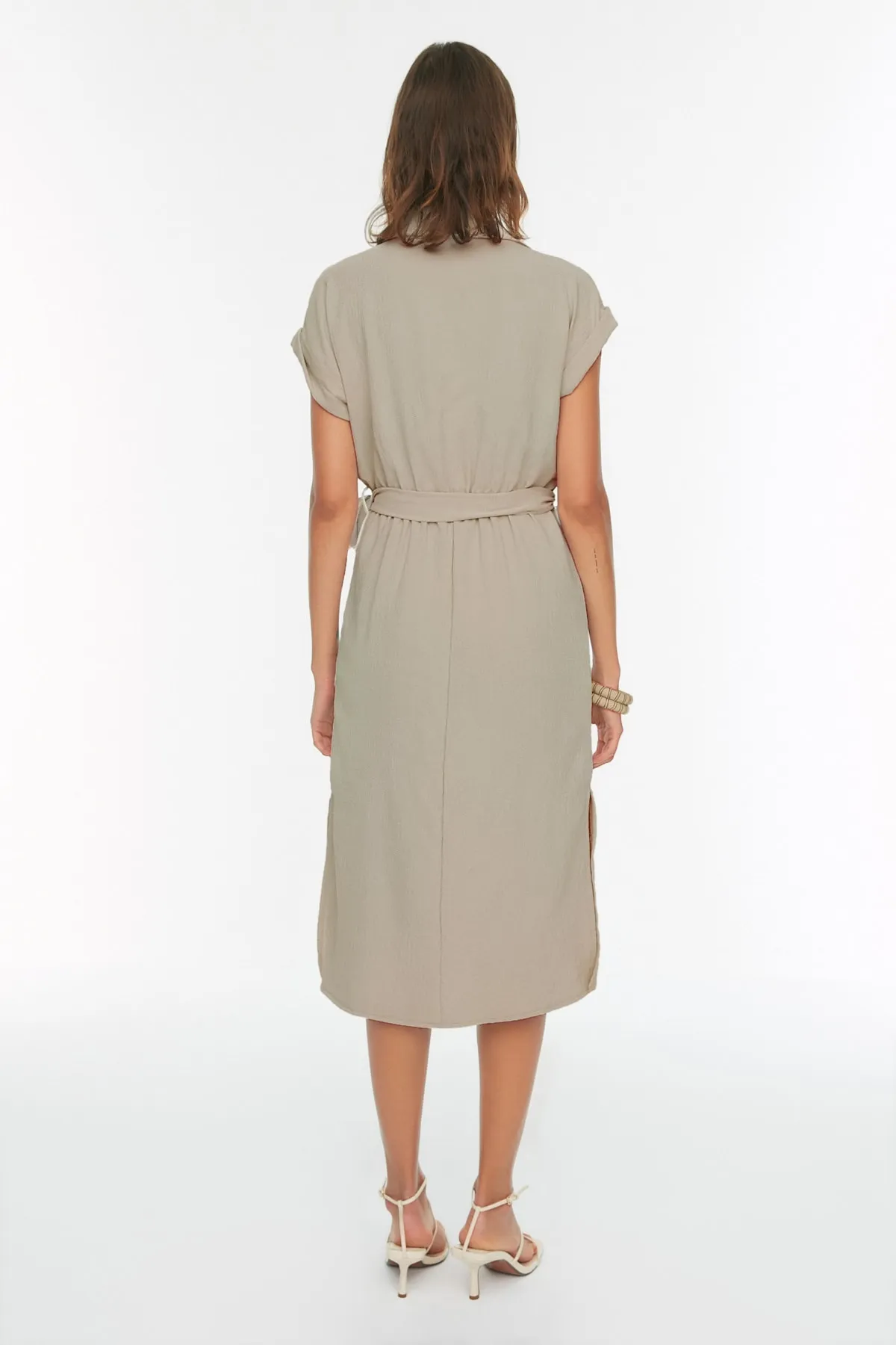 Trendyol Collection  Steinfarbenes, gewebtes Kleid mit Hemdkragen und Gürtel TWOSS22EL3085