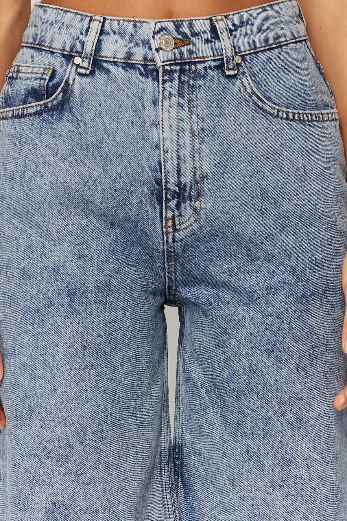 Trendyol Collection  Hellblaue Jeansshorts mit hoher Taille und Bermuda TWOSS24SR00020