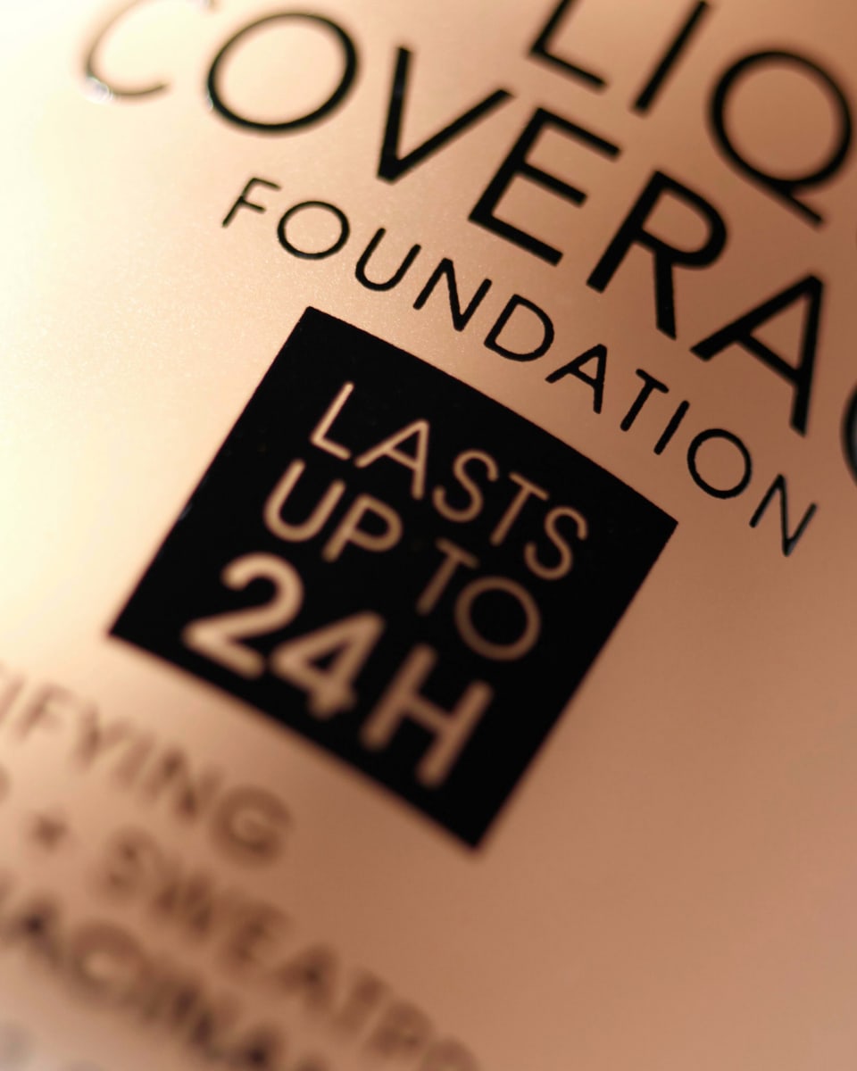 Foundation Liquid HD Coverage Waterproof 048 Desert Beige, 30 ml
