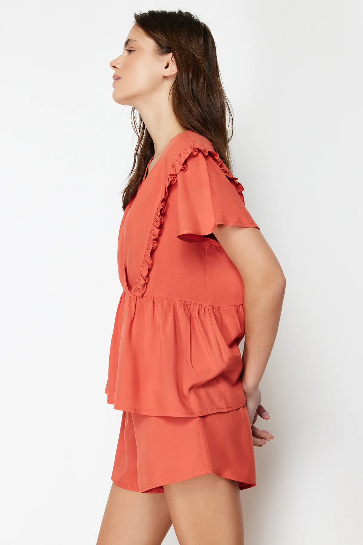 Trendyol Collection  Pyjama-Set aus gewebter Viskose mit Zimtrüschen und Details THMSS24PT00055