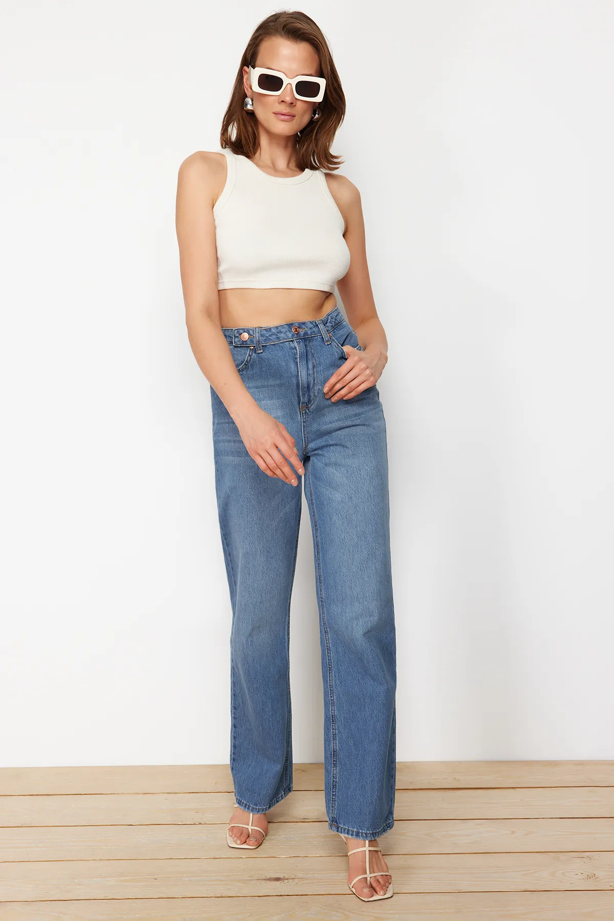 Trendyol Collection  Blaue Jeans mit hoher Taille und weitem Bein und Detail TWOSS22JE0675