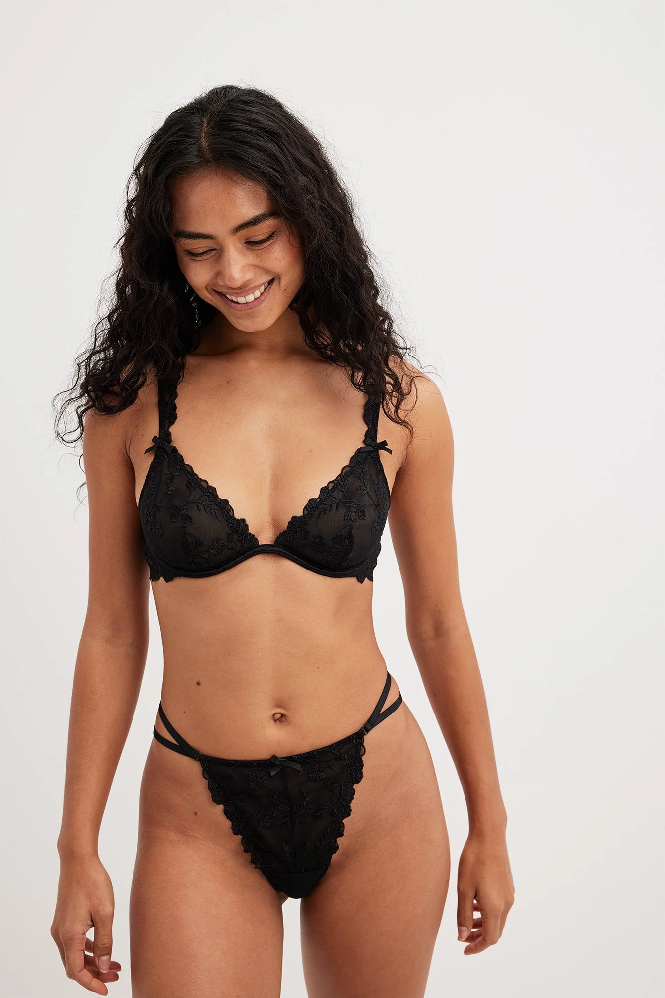 T-String mit besticktem Riemchendetail