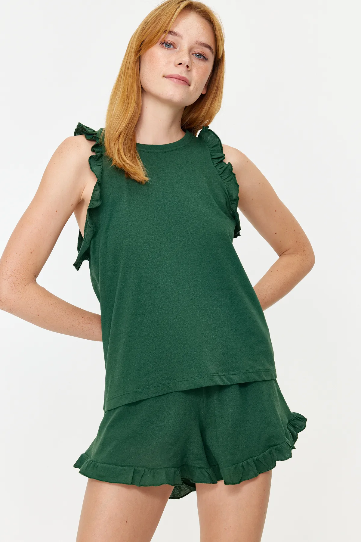 Trendyol Collection  Smaragdgrünes, gestricktes Pyjama-Set aus 100 % Baumwolle mit Rüschen und detaillierten Tanktops und Shorts THMSS22AU0304