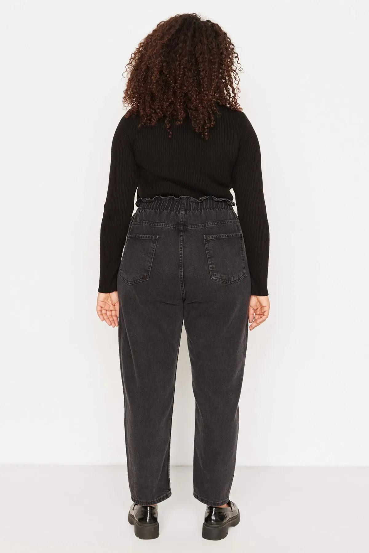 Trendyol Curve  Anthrazitfarbene Mom-Jeans mit hoher Taille und elastischem Bund TBBSS22JE00009
