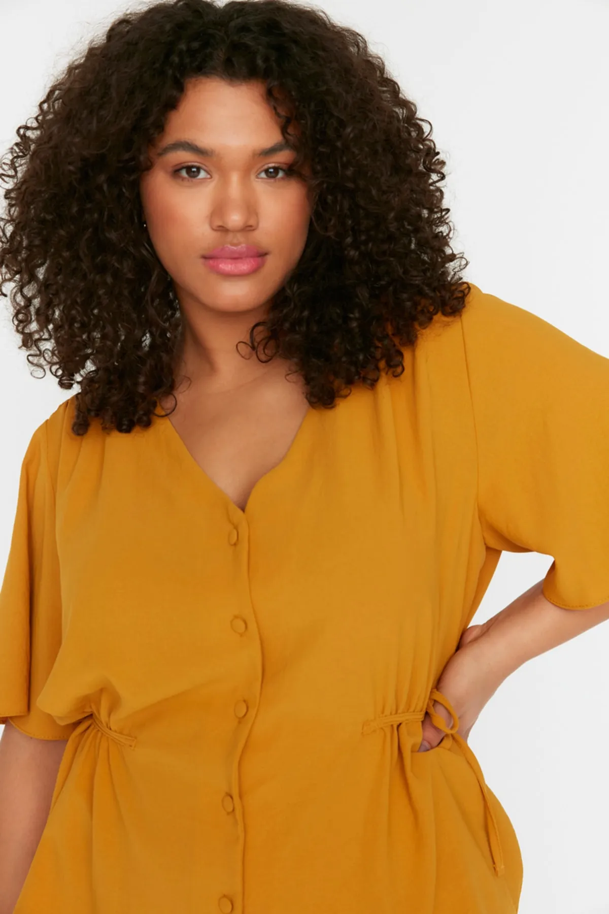 Trendyol Curve  Senffarbene, gewebte Bluse zum Binden mit V-Ausschnitt TBBSS22BZ0753