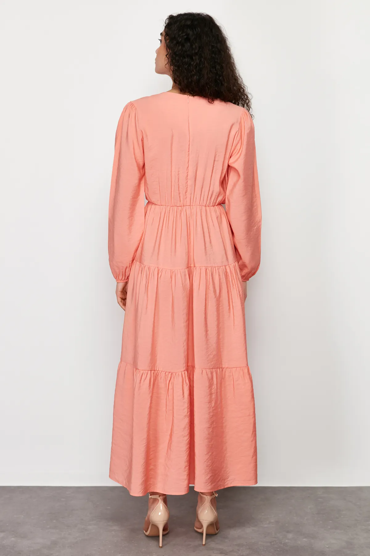 Trendyol Modest  Pfirsichfarbenes Webkleid mit Ballonärmeln TCTSS24EB00165