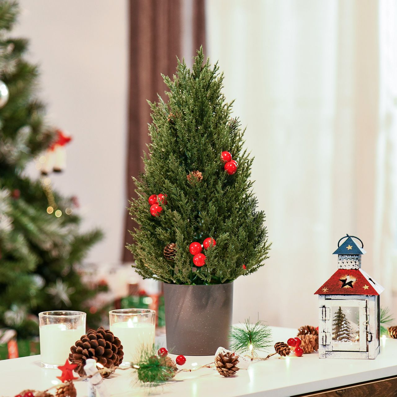 HOMCOM Weihnachtsbaum 50 cm Christbaum Zypressen-Weihnachtsbaum mit 7 roten Beeren und 6 Tannenzapfen Kunsttanne 170 Zweige für Tisch und Schreibtisch PVC PE Grün Ø27 x 47 cm