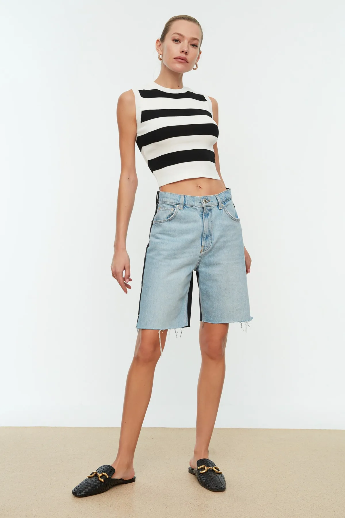 Trendyol Collection  Ecrufarbene Crop-Strickbluse mit Streifen TWOSS22BZ1173