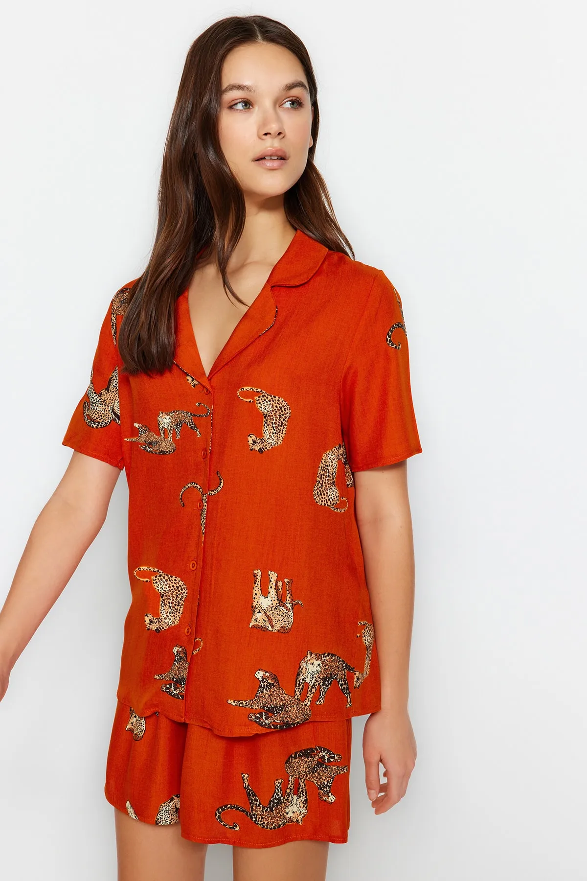 Trendyol Collection  Pyjama-Set aus Viskose mit Hemd und Shorts aus gewebtem Stoff mit Fliesen-Tiermuster THMSS21PT1501