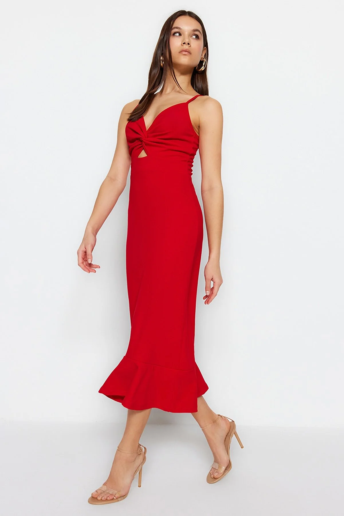 Trendyol Collection  Rotes Mini-Strickkleid aus Crêpe mit Trägerausschnitt, detailliertem Volant und herzförmigem Ausschnitt TWOSS23EL02097