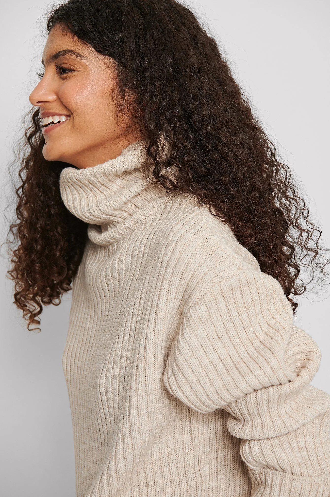 Gerippter Strickpullover mit Rollkragen