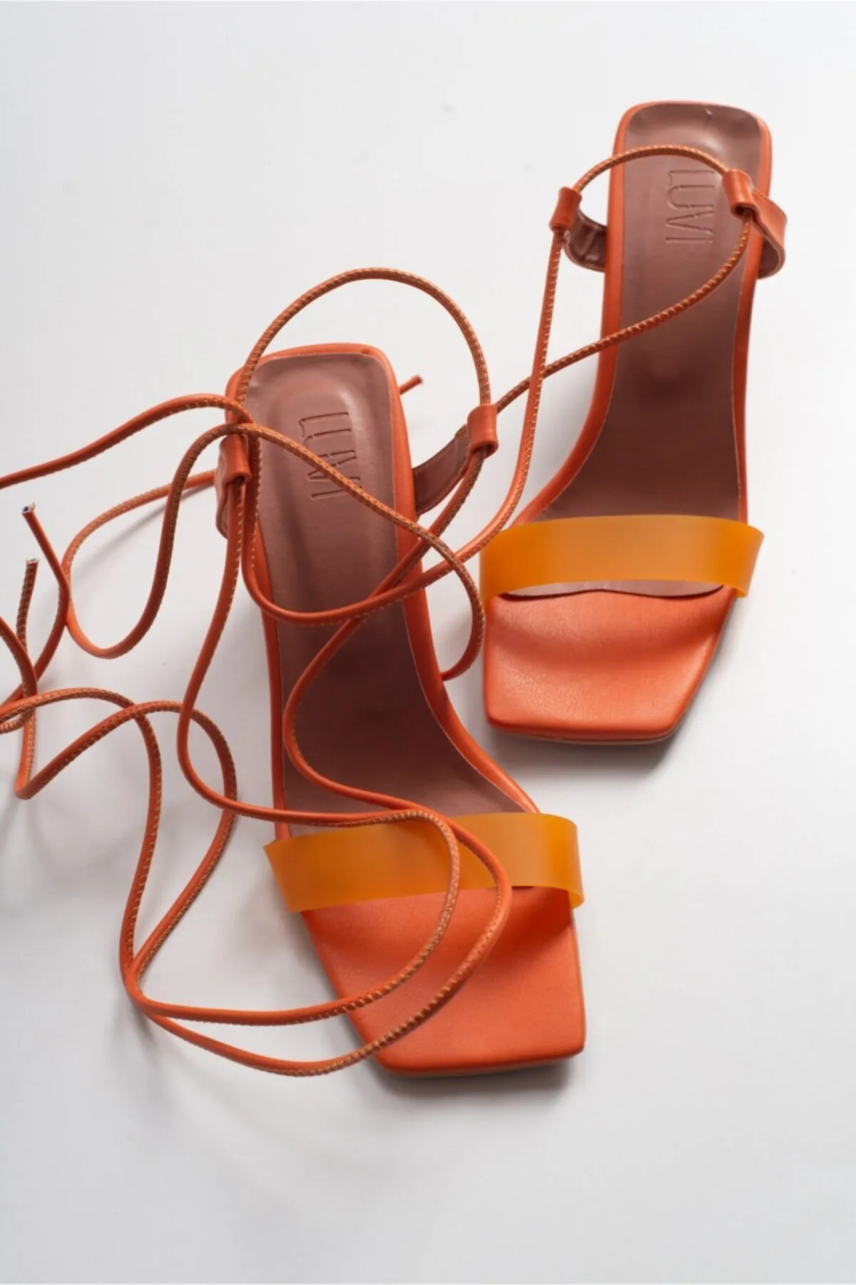 LuviShoes  Orangefarbene Damensandalen mit schmalem Absatz