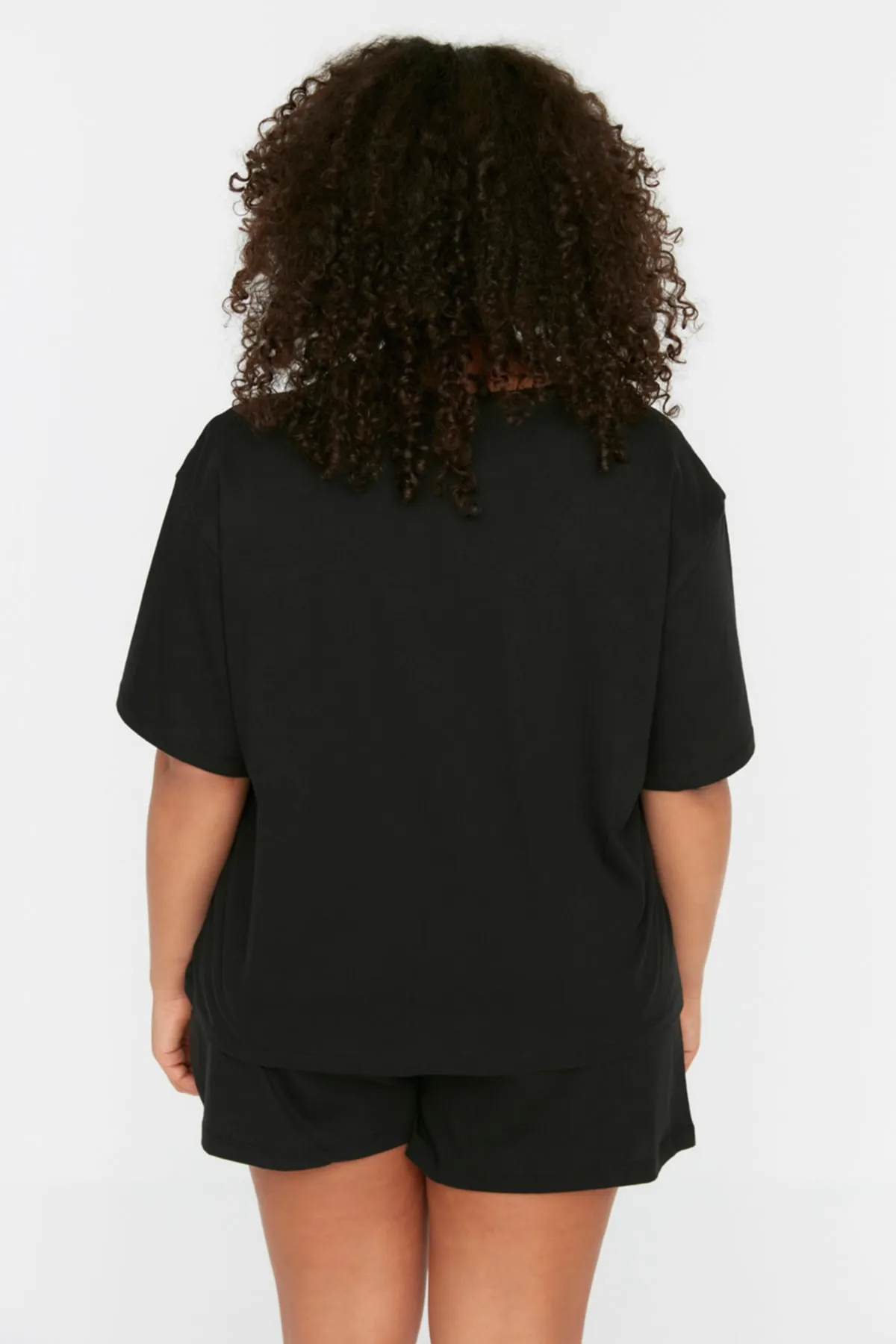 Trendyol Curve  Schwarzes Strick-Pyjama-Set mit Rundhalsausschnitt TBBSS22PT0567