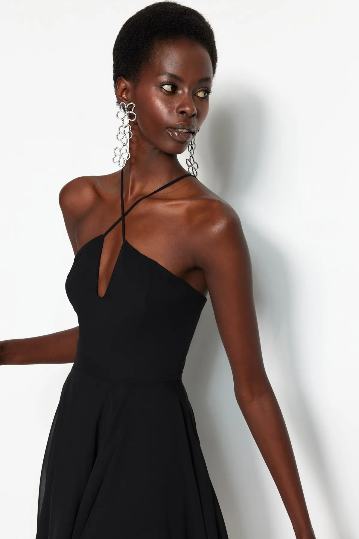 Trendyol Collection  Schwarzes Abendkleid mit Taillenöffnung/Skater-Futter und geripptem Volant aus Chiffon TPRSS23EL00229