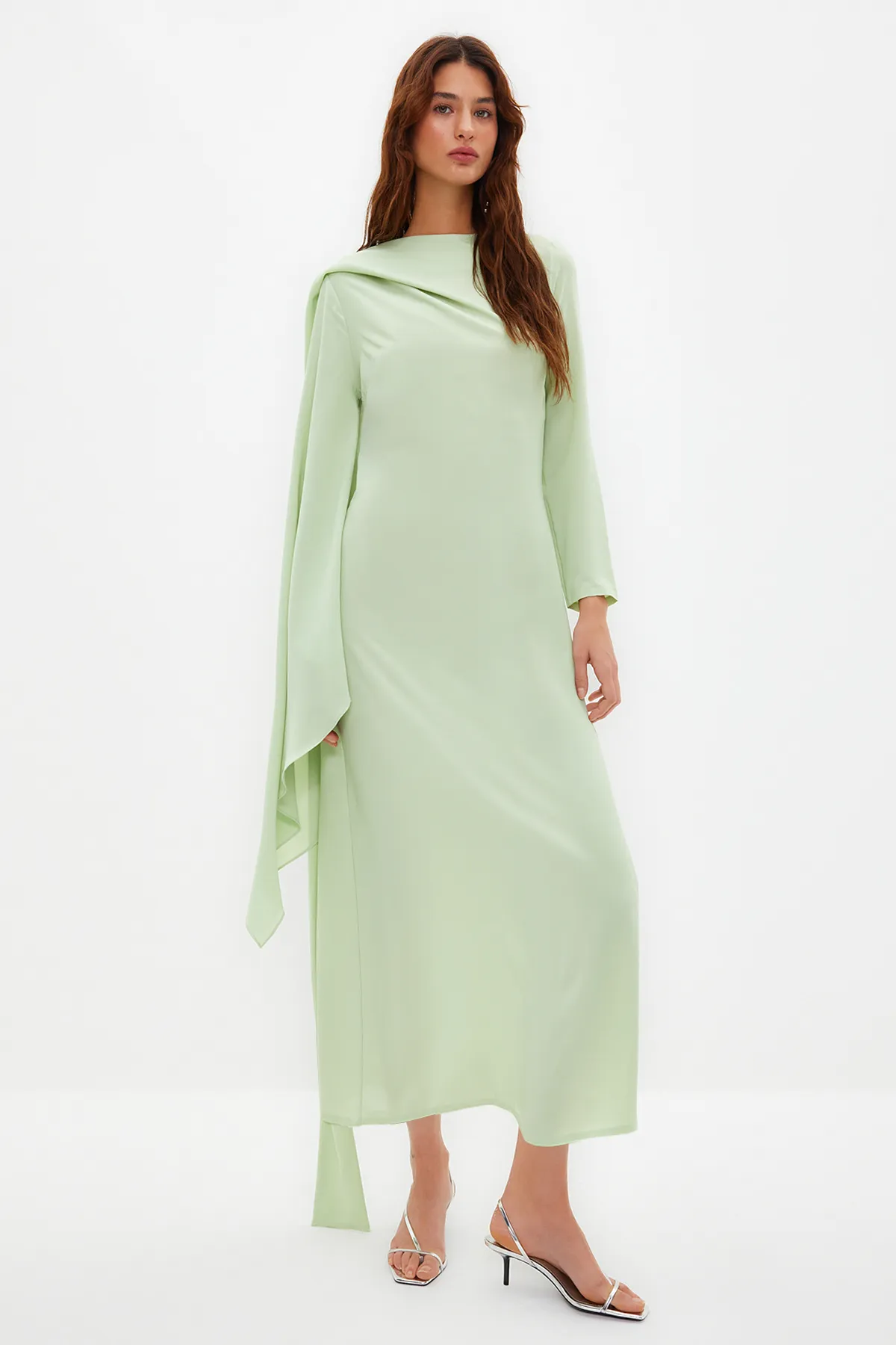 Trendyol Modest  Hellgrünes, detailliertes Abendkleid mit Schal TCTSS24DB00036