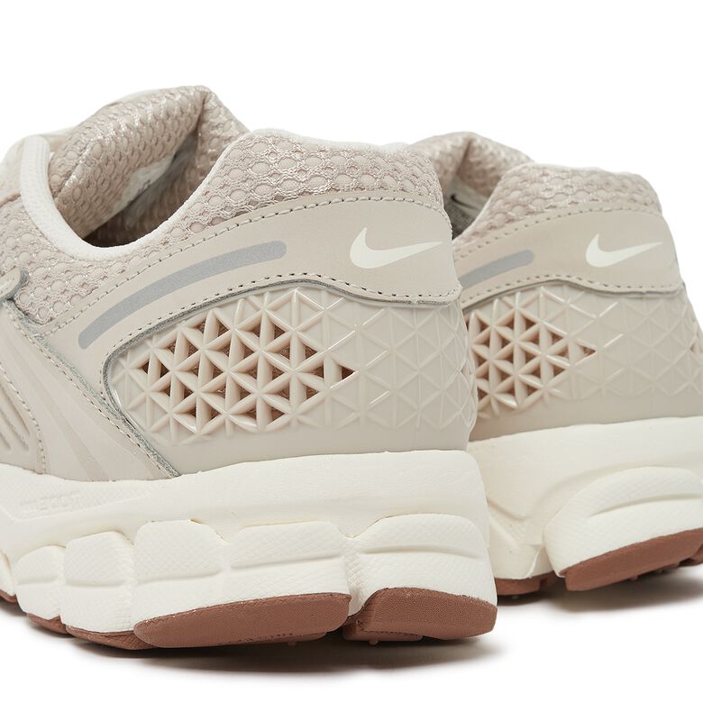 NIKE Zoom Vomero 5 