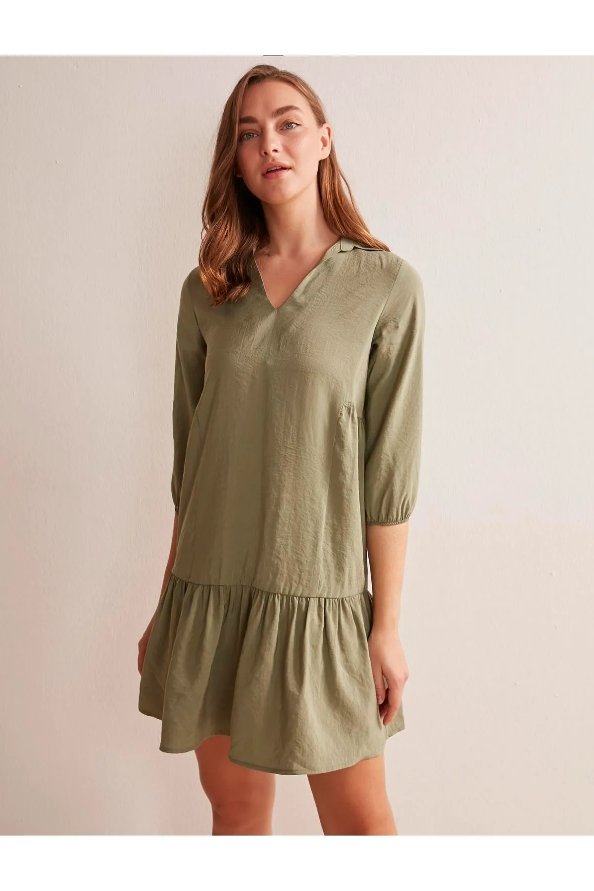 Jimmy Key  Kurzes, ausgestelltes Kleid mit khakifarbenem Hemdkragen und dreiviertellangen Ärmeln für Damen