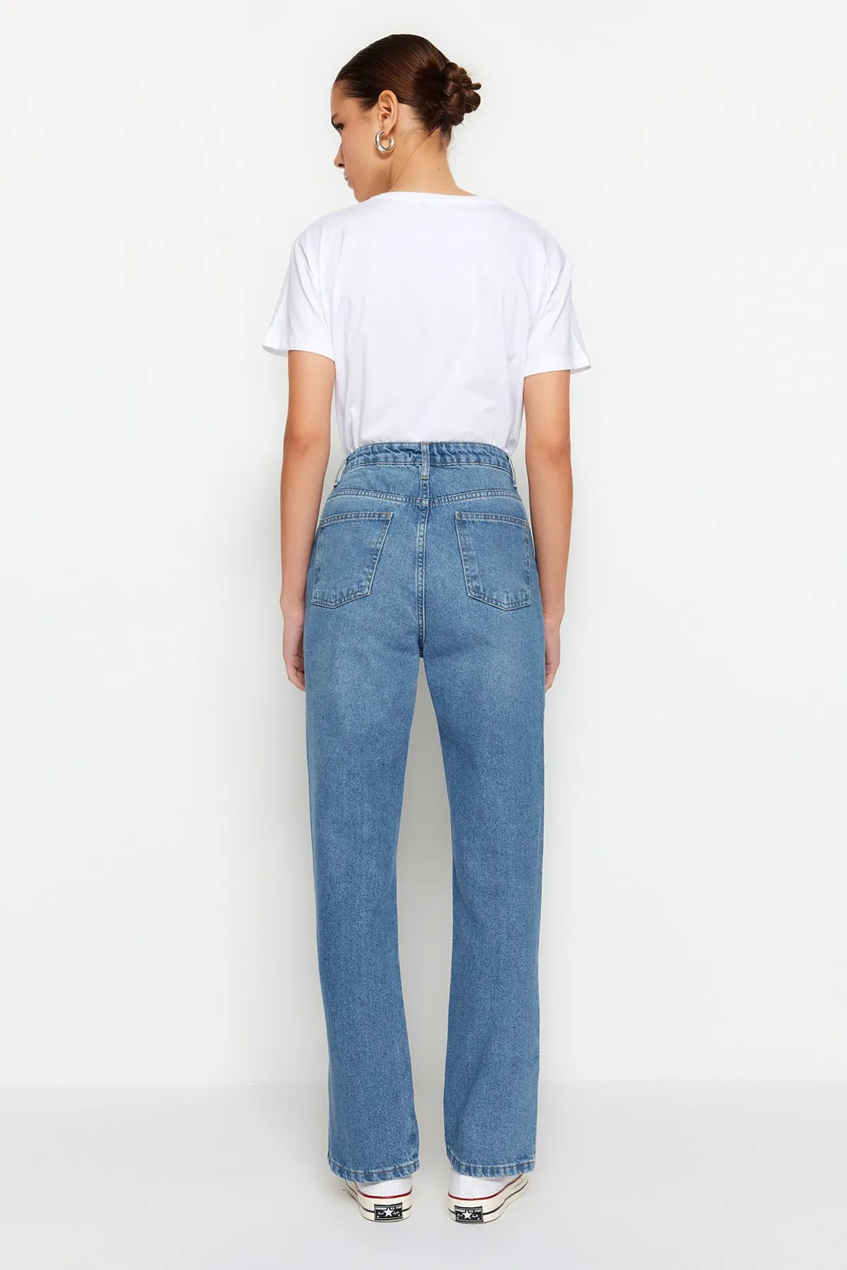 Trendyol Collection  Hellblaue Bootcut-Jeans mit Schlitz und hoher Taille TWOAW22JE0561