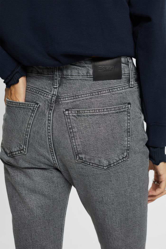 Schmal geschnittene Retro-Jeans mit hohem Bund