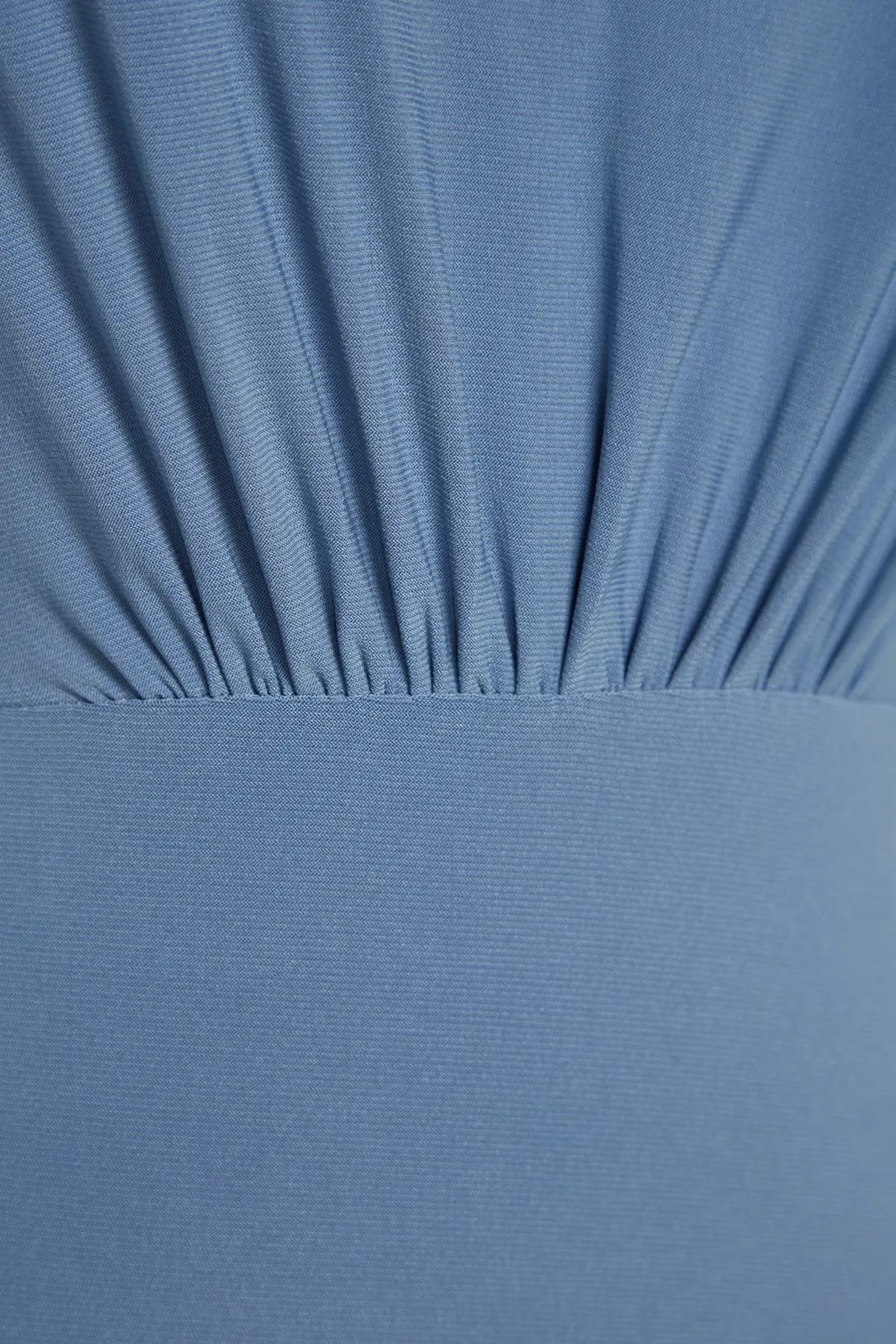 Trendyol Collection  Blaues, drapiertes, detailliertes One-Shoulder-Midi-Strickkleid mit Stretch TWOAW24EL00123
