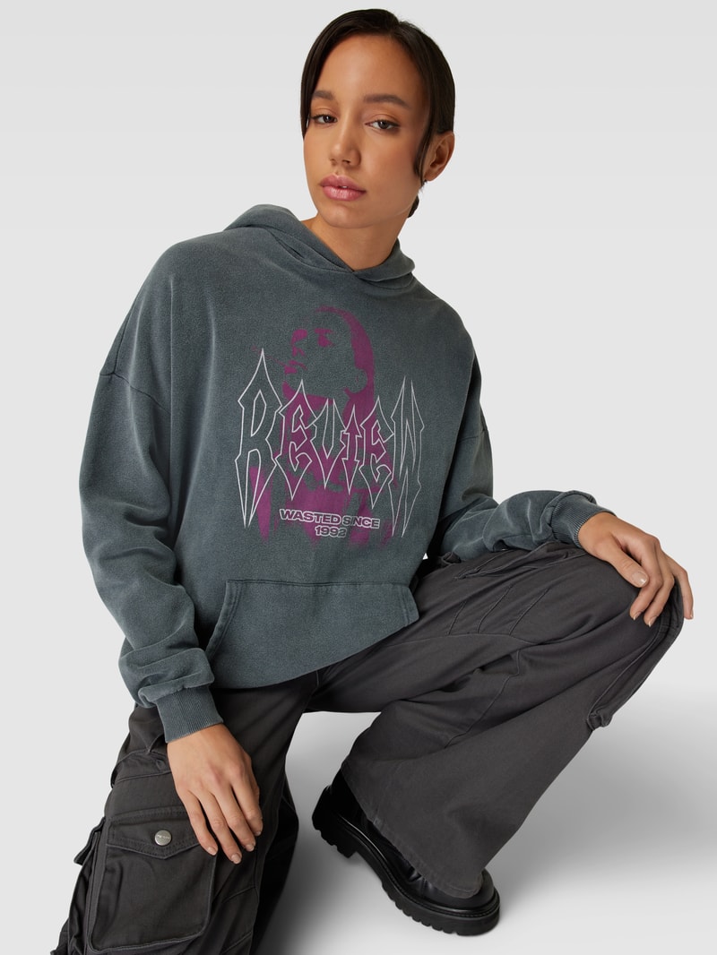 Hoodie mit Label-Print und überschnittenen Schultern in anthrazit