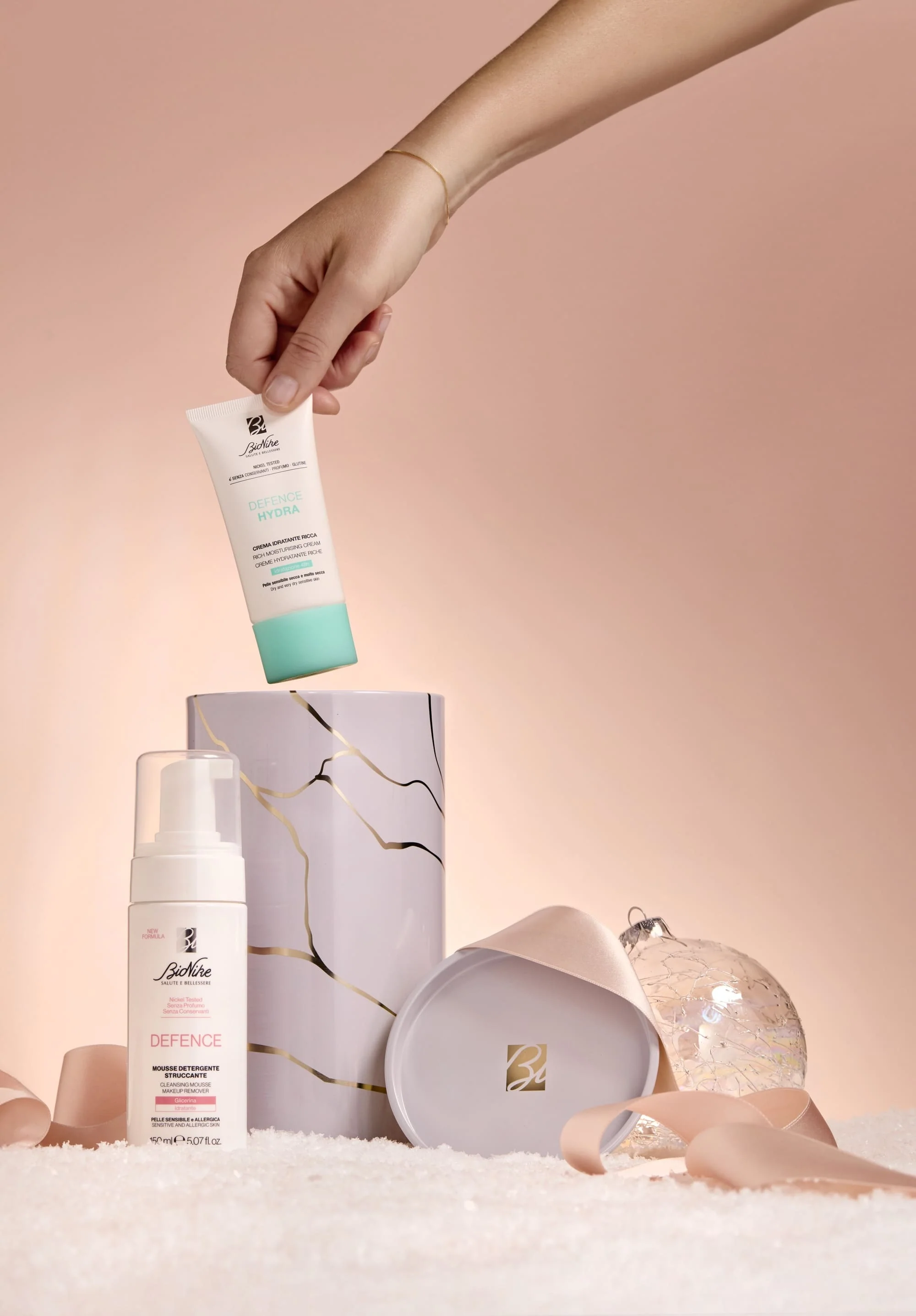 Kalėdinis „Defence BEAUTY ESSENTIALS“ rinkinys 2025 m. – valomasis rinkinys, veido valomosios putos