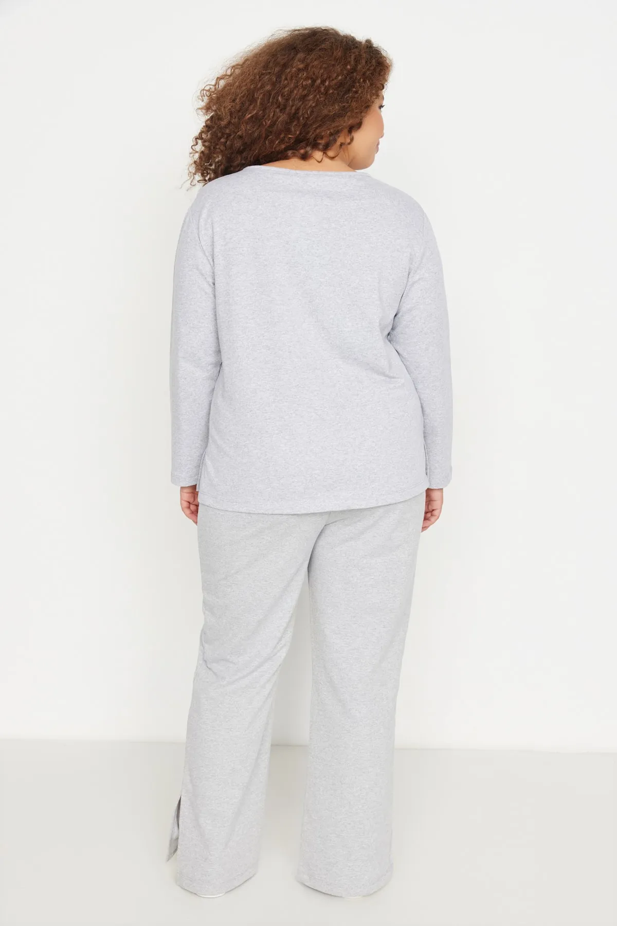 Trendyol Curve  Graues gestricktes Pyjama-Set mit Schlitzen an den Beinen TBBAW23AI00055