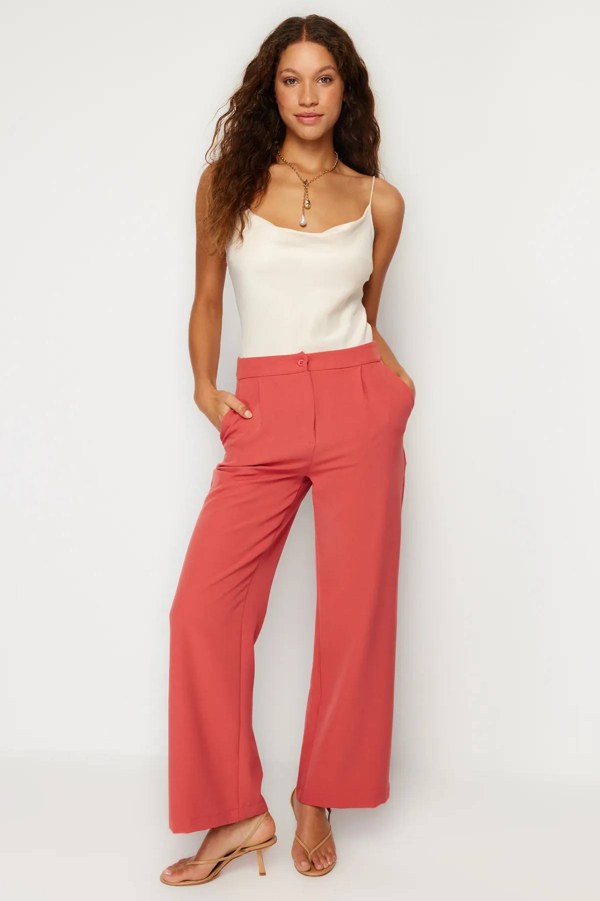 Trendyol Collection  Hellrote Hose mit weitem Bein/weitem Bein aus Webstoff TWOAW22PL0139