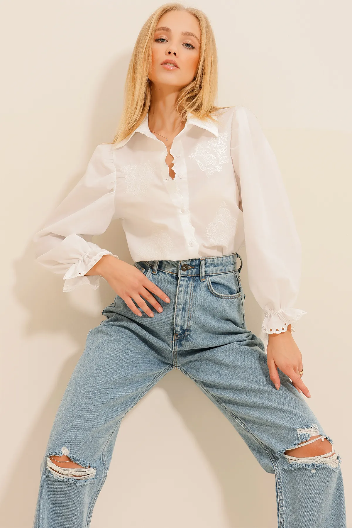 Trend Alaçatı Stili  Weißes, gewebtes Hemd mit Guipure-Stickerei und Prinzessinnenärmeln für Damen ALC-X7829