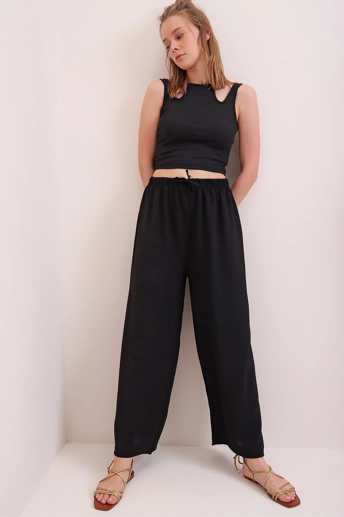 Trend Alaçatı Stili  Schwarze, locker geschnittene Aerobin-Hose mit elastischem Bund für Damen