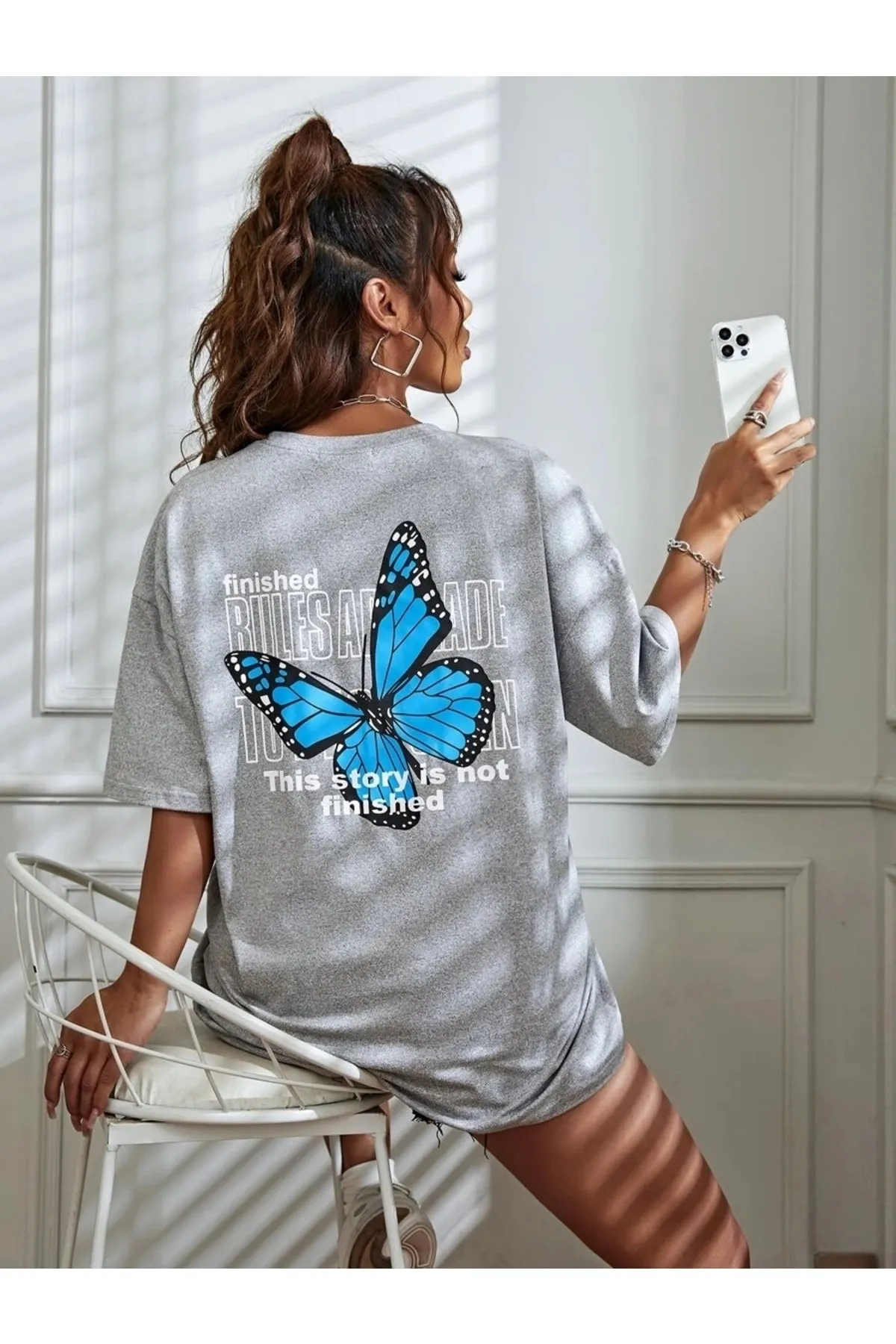 MOONBULL  Übergroßes Damen-T-Shirt mit grauem Rückendruck und blauem Schmetterling
