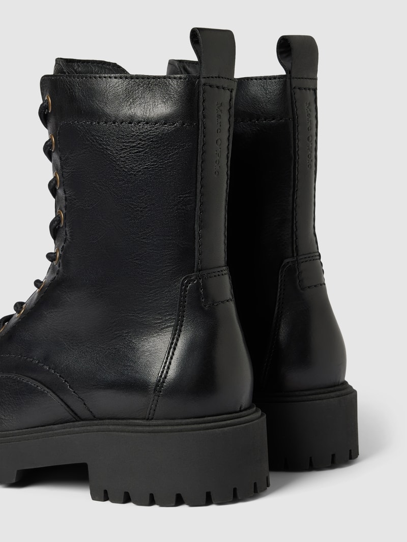 Boots mit Schnürung und profilierter Sohle in schwarz