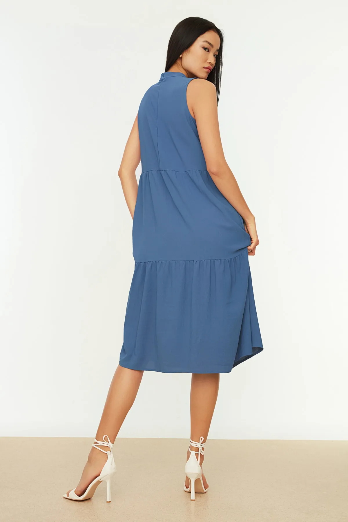 Trendyol Collection  Blaues, gerade geschnittenes, gewebtes Midikleid mit Stehkragen TWOSS20EL1864