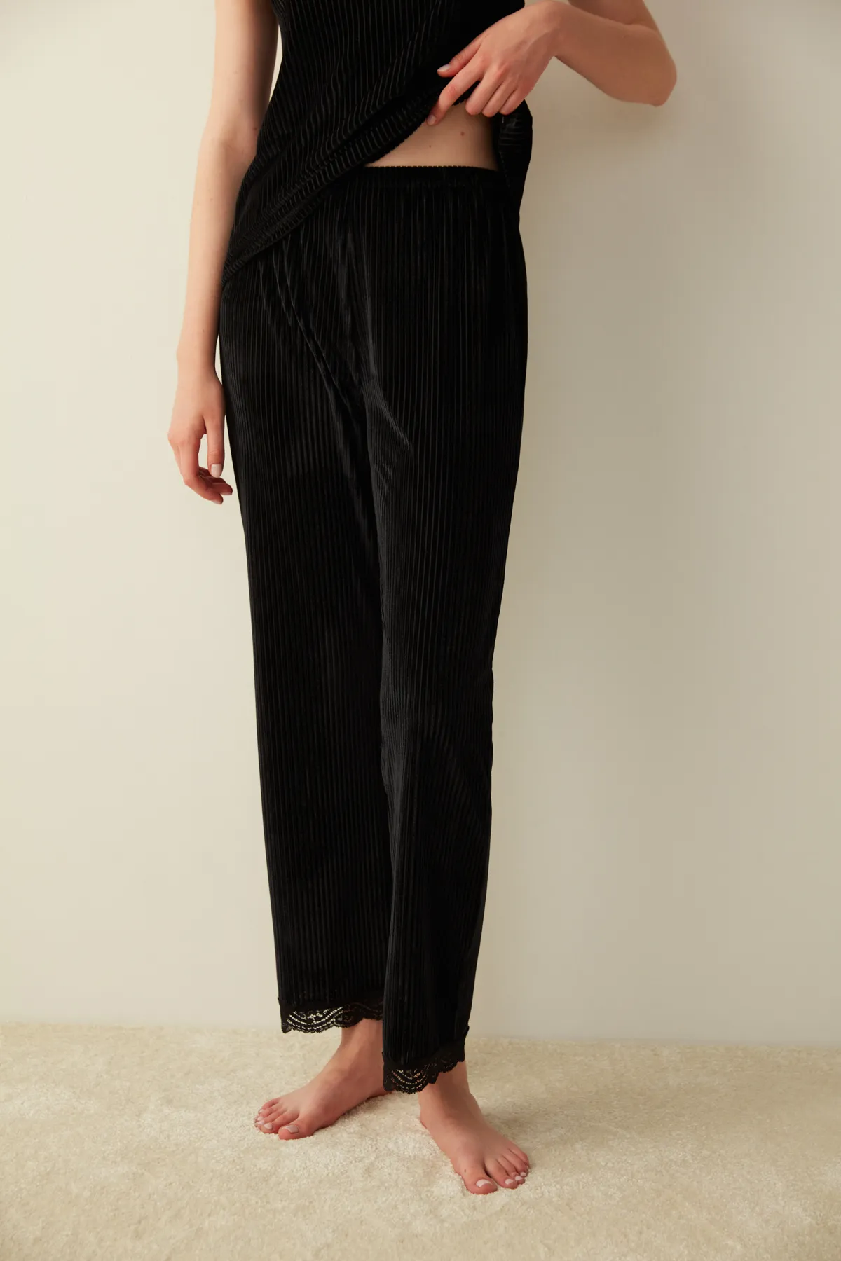 Penti  Schwarze Mariana Pyjamahose aus Samt mit Spitzendetails