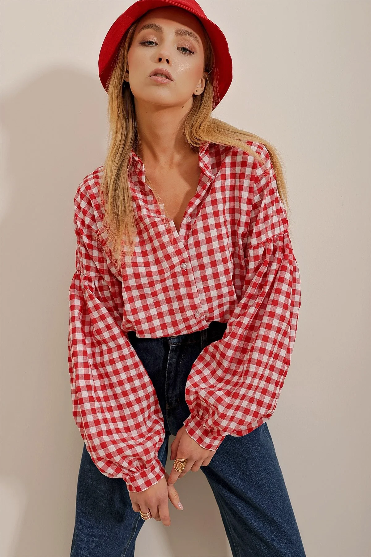 Trend Alaçatı Stili  Damen Oversize Viskose-Hemd mit rotem Nagelpolka-Muster und Ballonärmeln ALC-X6656