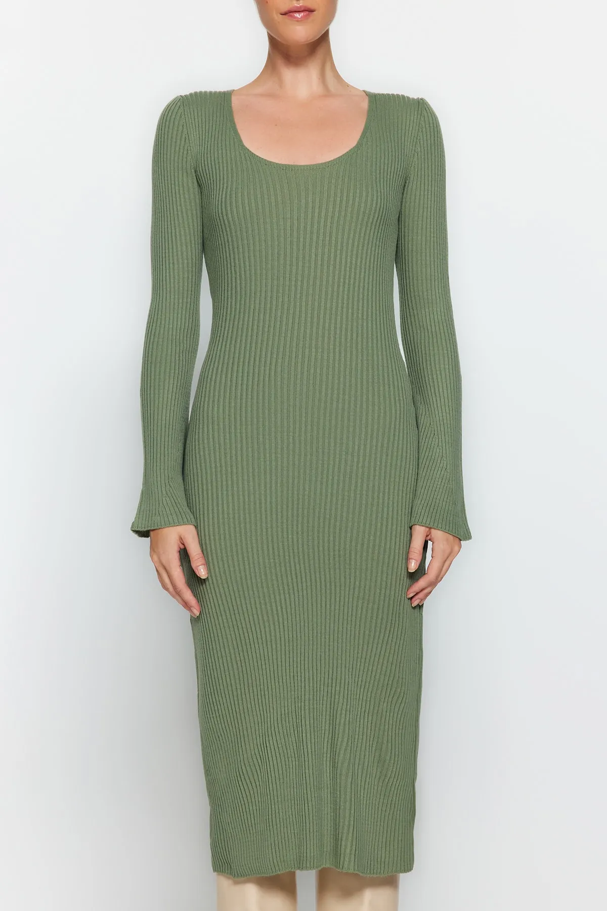 Trendyol Collection  Khakifarbenes Midi-Strickkleid mit Basic-Ärmeln TWOAW24EL00117