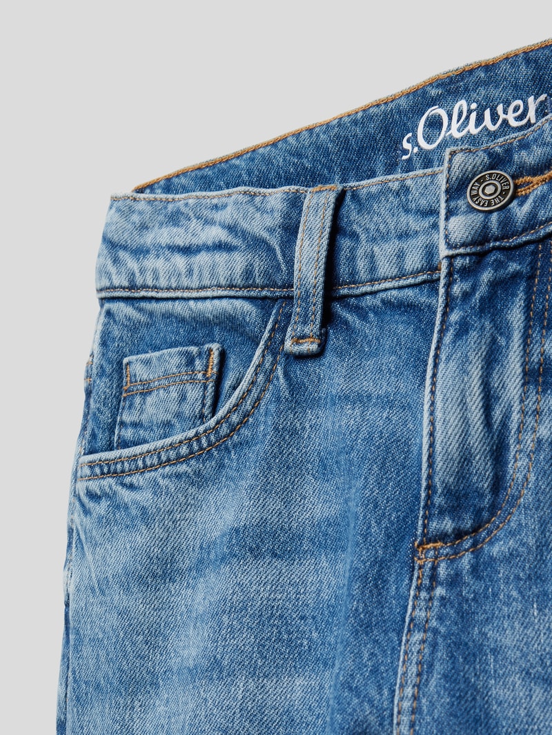 Slim Fit Jeans mit Knopfverschluss in blau