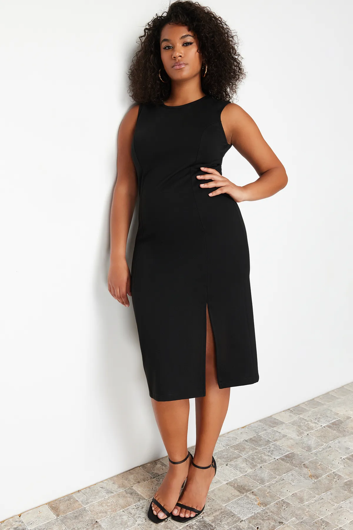 Trendyol Curve  Schwarzes Midi-Strickkleid mit Schlitzdetail TBBSS24AH00003