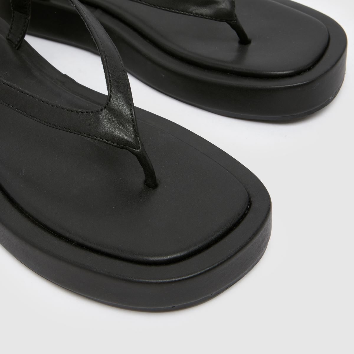 Torin – Svarta sandaler med tårem och ankelrem