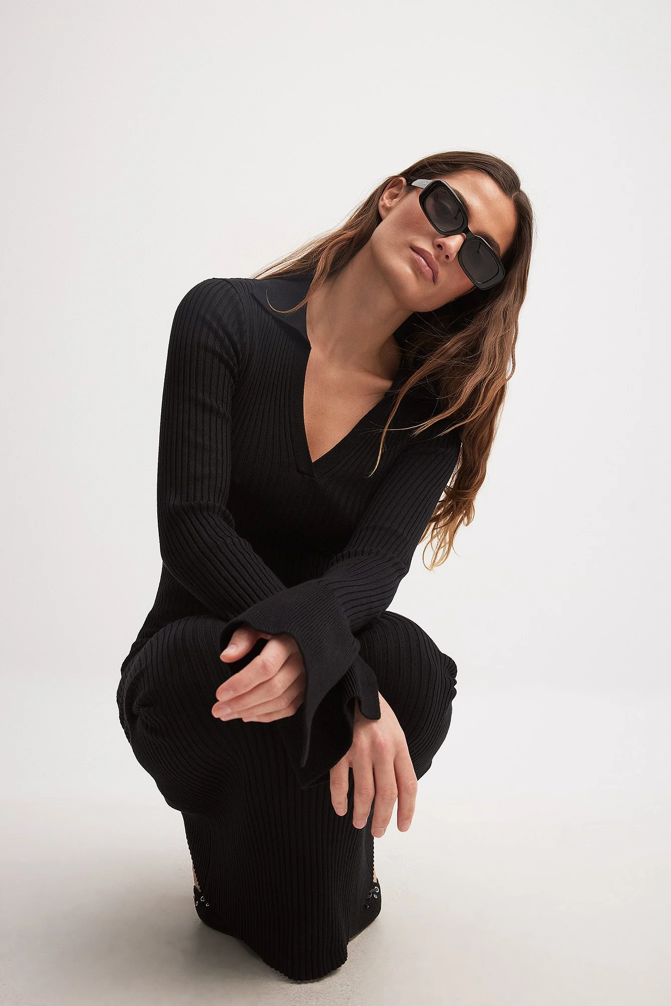 Rippenstrick-Kleid mit Trompetenärmeln