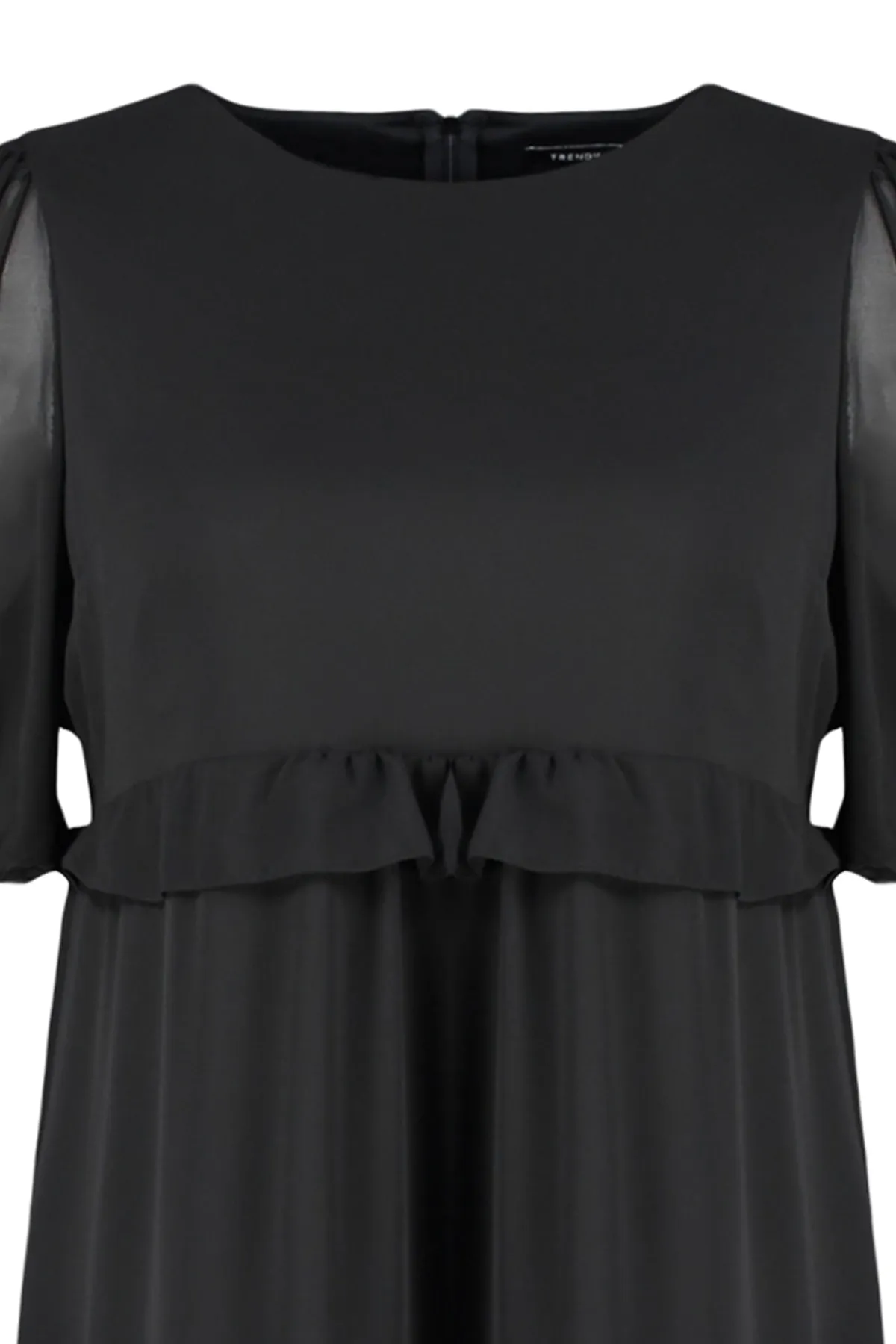 Trendyol Curve  Schwarzes, detailliertes Webkleid aus Tüll TBSSS23AH00056