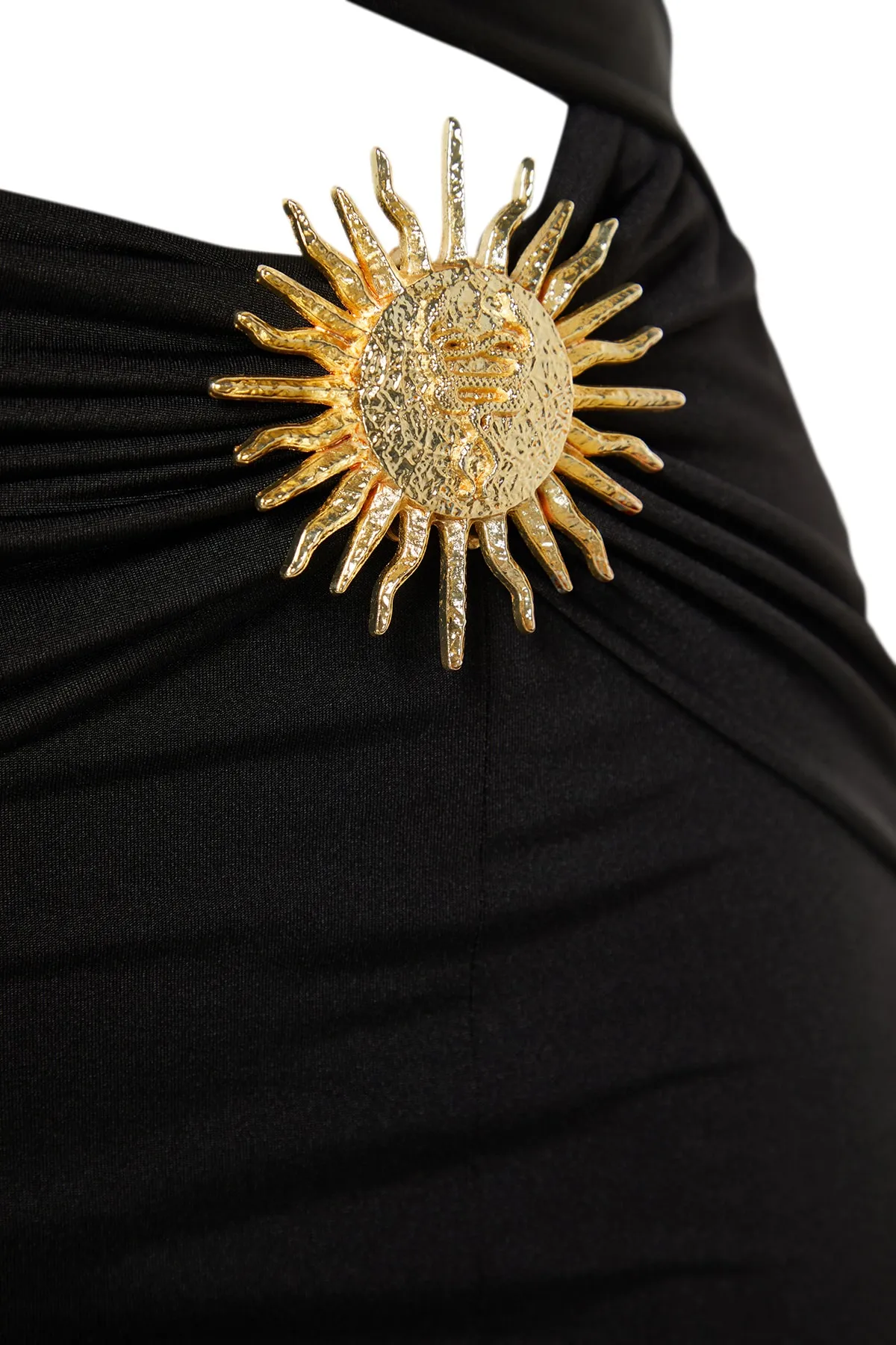 Trendyol Collection  X Zeynep Tosun Schwarzes, figurbetontes Abend- und Abschlusskleid mit Sonnenaccessoires TCLSS23AE00003