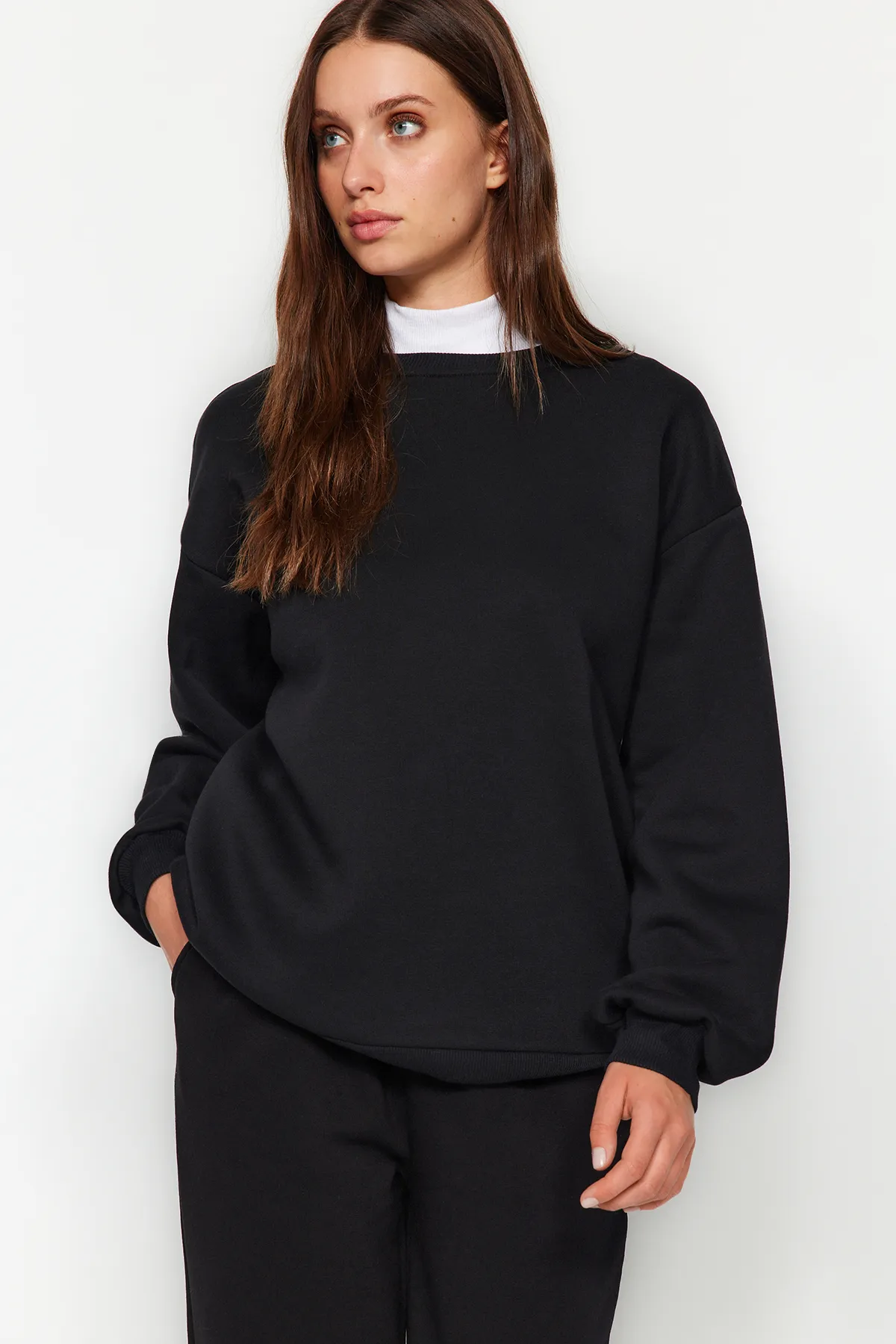 Trendyol Collection  Schwarzes Oversize/Bol Cut Rundhals-Sweatshirt aus dickem Fleece mit Innenfutter TWOAW24SW00102