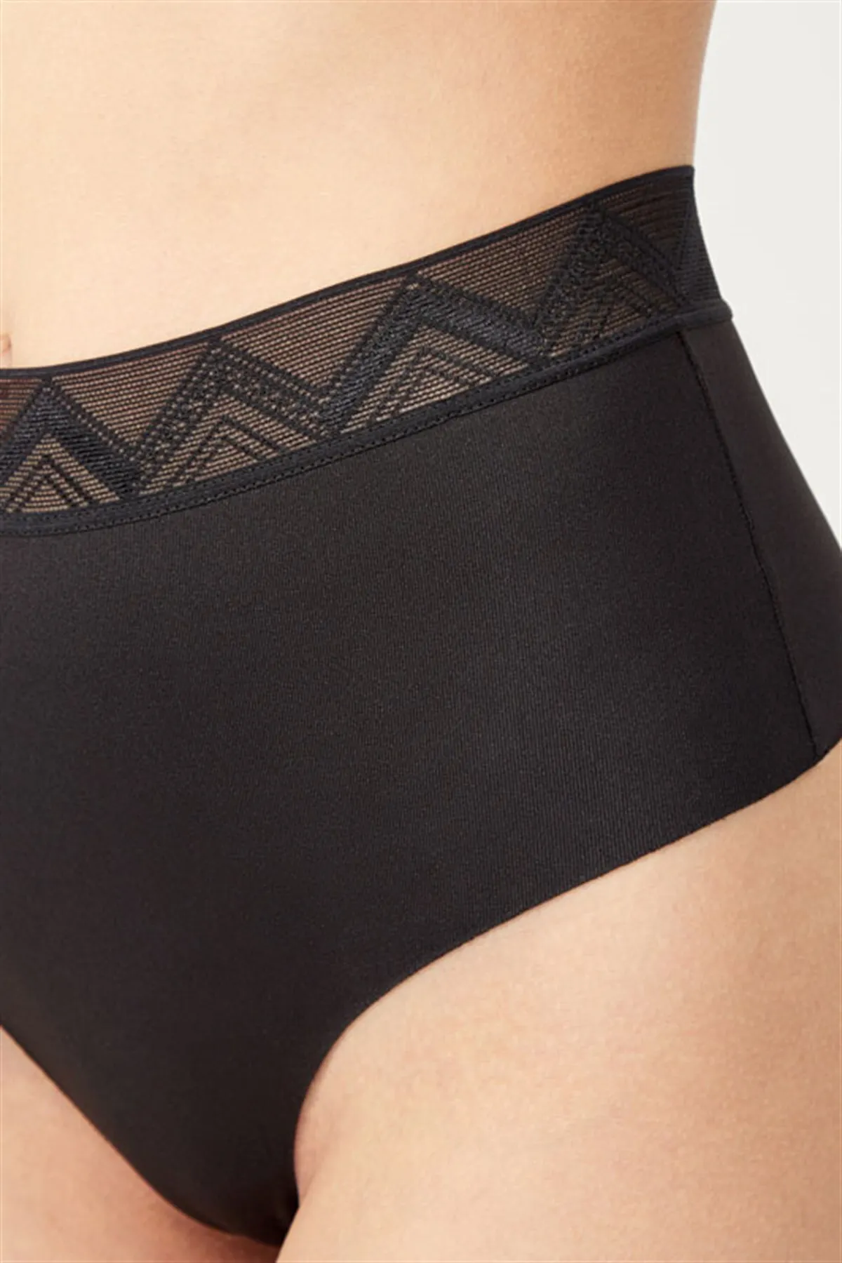 Cottonhill  Schwarzer, lasergeschnittener Basic-Tanga mit hoher Taille
